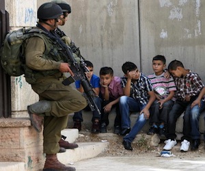 Bambini palestinesi sequestrati da soldati israeliani