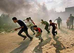 Palestinesi scappano dalle bombe israeliane