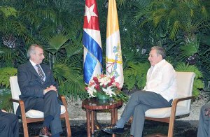 Raul Castro con Alberto Gasbarri, rappresentante del Vaticano