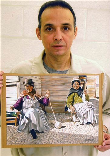 Antonio Guerrero con uno dei suoi disegni che rappresenta due boliviane. Foto scattata nella prigione da una guardia di sicurezza. (Archivio di Cubadebate)