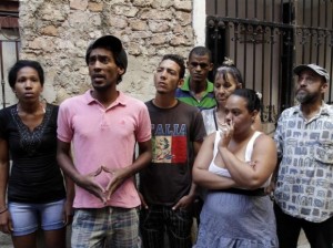 I dirigenti del “Partito Repubblicano di Cuba” con la stampa straniera. Il secondo da sinistra verso destra è Fred, il “portavoce”, secondo l’agenzia AFP