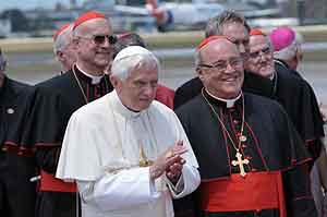 Il Papa Benedetto XVI è ricevuto dal Cardinale Jaime Lucas Ortega Alamino, Arcivescovo de L'Avana, nell'aeroporto internazionale Josè Martì, a L'Avana, Cuba il 27 marzo 2012. AIN FOTO/MARCELINO VAZQUEZ HERNANDEZ