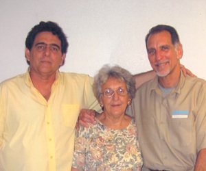 Da sinistra a destra: i fratelli Roberto e Renè Gonzalez, insieme alla madre di entrambe Irma Sehwerert, in una visita al carcere di Marianna, dove Renè è stato prigioniero per 13 anni