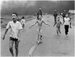 La famosa fotografia di Nick Ut che trasformò Kim Phuc nella “bambina del napalm” (AP)