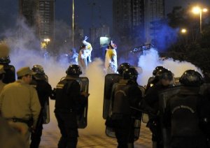 La polizia reprime i simpatizzanti di Lugo che si manifestavano nella periferia del Congresso. Foto: AFP     