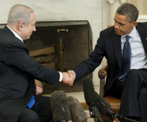 Obama saluta Benjamín Netanyahu primo ministro d'Israele.  Foto: AFP