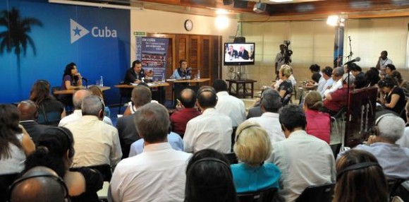 Videoconferenza stampa nel teatro Camilo Cienfuegos del Ministero degli Affari Esteri de L'Avana
