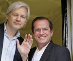 Ricardo Patiño (dx) e Julian Assange (sx)