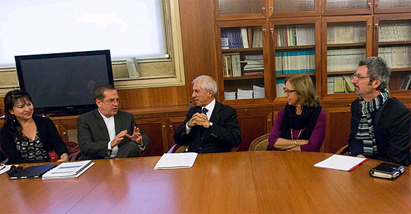 Ricardo Patiño (secondo da sinistra) e Mario Zevola (terzo da sinistra) presidente del tribunale dei minorenni di Milano