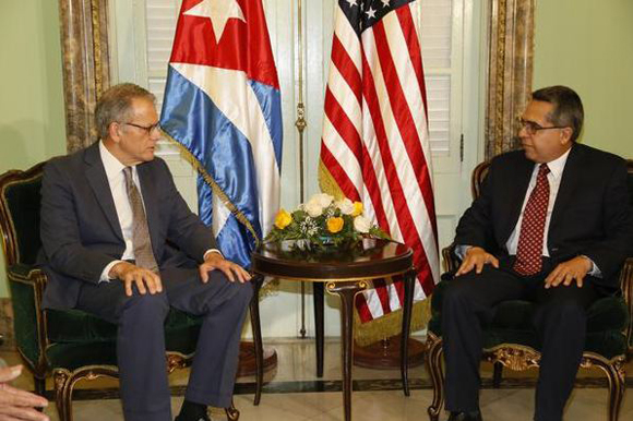 Jeffrey DeLaurentis, a sinistra, e Marcelino Medina, vice ministro degli esteri cubano