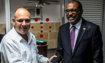 a sinistra, Roberto Morales, ministro cubano della salute, e a destra Michel Sidibé, funzionario ONU