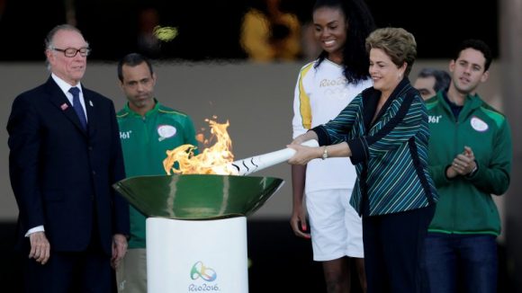 Dilma-Rousseff-con-la-antorcha-olímpica-580x326
