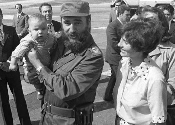 Fidel-carga-al-pequeño-Michel-Trudeau.-A-su-lado-Margaret-Trudeau-Aeropuerto-La-habana-1976-580x416