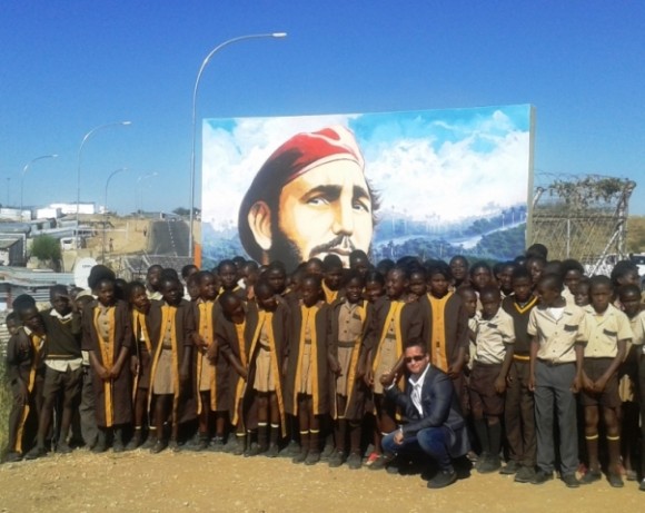 Pintura-de-Fidel-en-Escuela-namibia-580x461