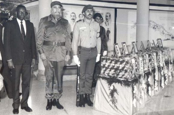 Fidel Castro e l’allora presidente di Angola Josè Eduardo Dos Santos, resero l'ultima guardia di onore agli internazionalisti caduti in terre lontane, il 7 dicembre 1989. Fonte: Granma / sito Fidel Soldato delle Idee.