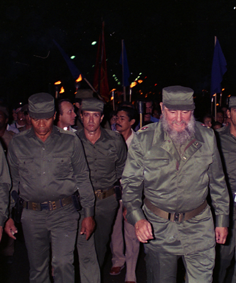 Fidel partecipa insieme agli studenti cubani alla Marcia delle Fiaccole in commemorazione al compleanno dell'Eroe Nazionale, Josè Martì, il 27 gennaio 1991. Estudios Revolucion/Fidel Soldato de las Ideas