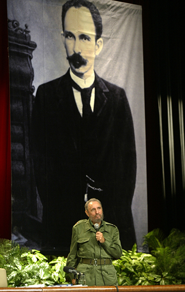 Intervento nella Mesa Redonda Speciale in omaggio all'Eroe Nazionale di Cuba, Josè Martì, effettuata nel teatro Karl Marx, il 19 maggio 2005. Agencia de Informacion Nacional/Fidel Soldado de las Ideas