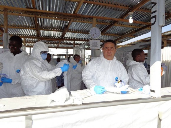 Medici cubani combattendo l'Ebola in Africa