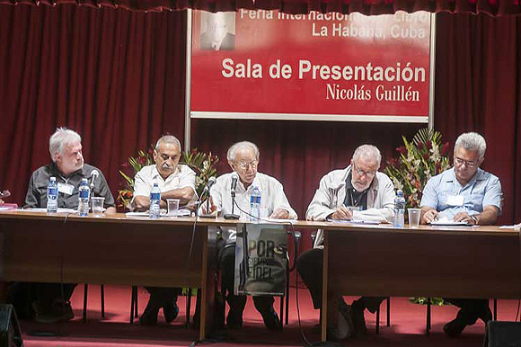 Colloquio "Fidel, politica e cultura", Arnold August è il primo a sinistra, foto Prensa Latina