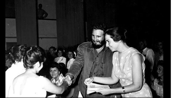 Fidel Castro con Vilma Espin nella costituzione della FMC