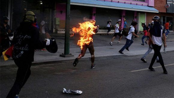 hombre-quemado-en-venezuela-580x326