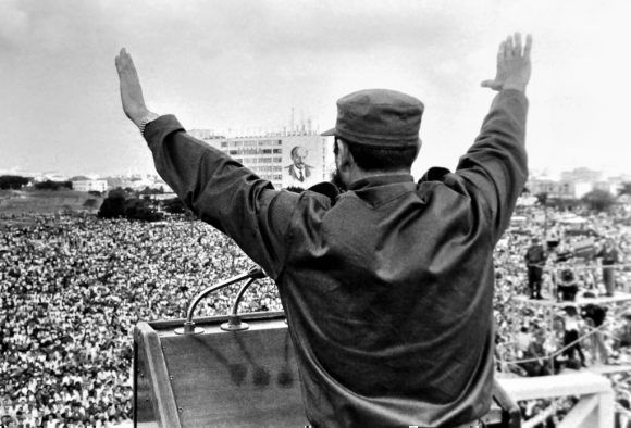 9.-En-la-Plaza-de-la-Revolución-1965-50-x-34-cm-Fidel-Castro-580x394