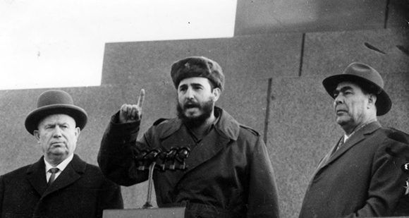 Fidel pronuncia il discorso nella tribuna del Mausoleo Lenin nella Piazza Rossa di Mosca in un atto di massa. L'accompagnano il Presidente dell'URSS, Nikita Jrushchov ed il Segretario Generale del PCUS Leonid Brezhnev, il 28 aprile 1963. Autore: Agenzia di notizie TASS / sito Fidel Soldato delle Idee.