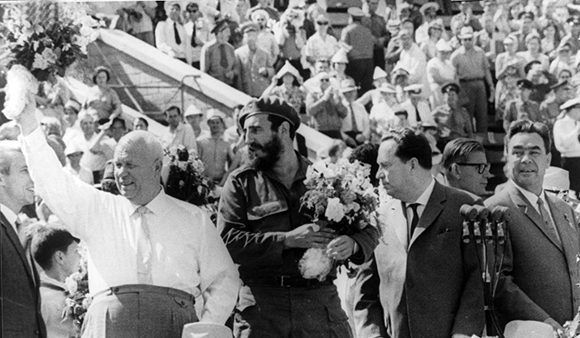 In un atto di massa nello stadio Leningrado. L'accompagnano il Presidente dell'URSS, Nikita Jrushchov ed il Segretario Generale del PCUS, Leonid Brezhnev, il 15 maggio 1963. Autore: Agenzia di notizie TASS / sito Fidel Soldato delle Idee.