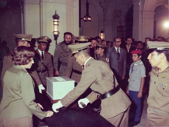 Fidel nell'atto di consegna delle ceneri di Julio Antonio Mella, nell'Aula Magna dell'Università de L'Avana, il 22 agosto 1975
