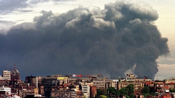 L'impianto chimico di Pancevo nella capitale jugoslava, Belgrado, dopo l'attacco aereo della Nato, il 18 aprile del 1999. Foto: Petar Kujundizic/Reuters