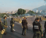 Un gruppo ridotto di militari prendono un viale dell'est di Caracas