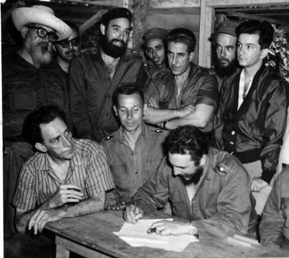 Il Comandante in Capo Fidel Castro firma la Legge di Riforma Agraria nel Comando de La Plata