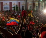 I venezuelani celebrano il trionfo elettorale del presidente del Venezuela, Hugo Chavez, domenica 7 ottobre 2012, di fronte al palazzo di Miraflores, a Caracas. Foto: Boris Vergara/EFE
