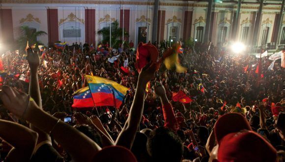 I venezuelani celebrano il trionfo elettorale del presidente del Venezuela, Hugo Chavez, domenica 7 ottobre 2012, di fronte al palazzo di Miraflores, a Caracas. Foto: Boris Vergara/EFE