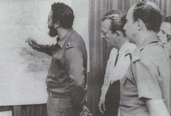 Fidel Castro dirige personalmente la ricerca del Comandante Camilo Cienfuegos, del pilota e della sua guardia del corpo. Foto: Fidel Soldado de las Ideas.
