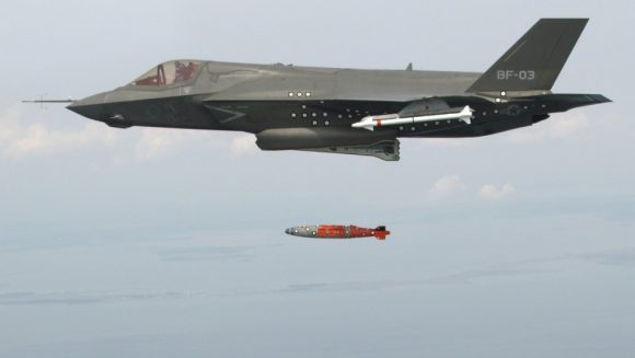 Un F-35 Lightning II lancia una bomba GBU-32 JDAM in un campo di prove dell'Atlantico, 2012. Foto: Andy Wolfe / Reuters.