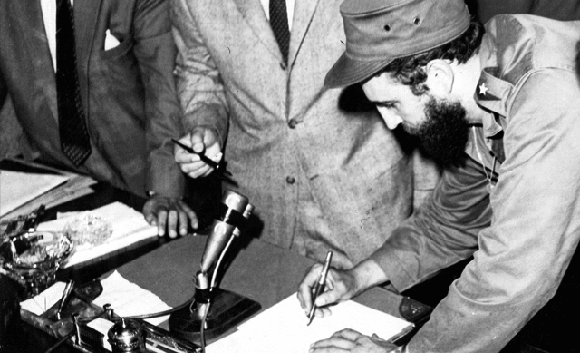 Fidel Castro firmando i verbali della presa di possesso dell’incarico di primo ministro nel Palazzo Presidenziale. Foto: Giornale Trabajadores/Sito Fidel Soldato delle Idee  