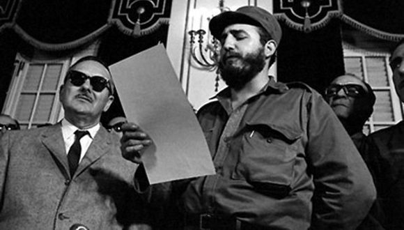 Fidel Castro legge i verbali della presa di possesso dell’incarico di primo ministro nel Palazzo Presidenziale. Foto: Giornale Trabajadores/Sito Fidel Soldato delle Idee
