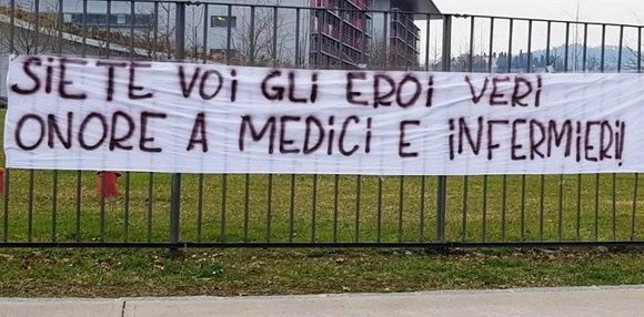 Nell'entrata dell'ospedale di Bergamo, un cartello dice: siete voi i veri eroi. Onore ai medici ed infermieri!” Foto: Facebook / Clarin