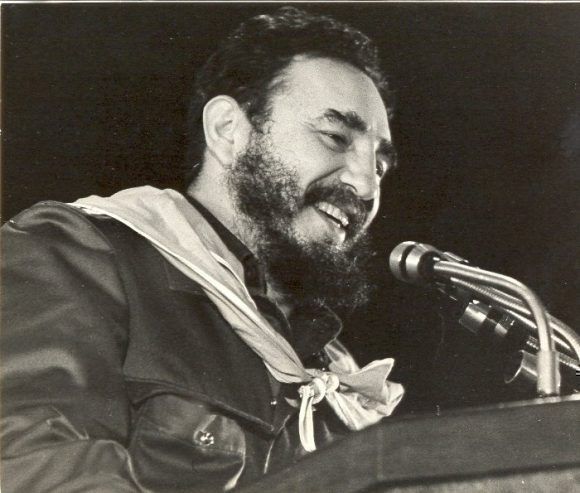Fidel-habla-en-el-Acto-por-el-XV-Aniversario-de-la-Fundación-de-los-CDR-28-de-septiembre-de-1975-Revista-Bohemia-580x493