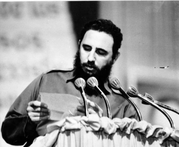 Fidel-lee-la-carta-de-despedida-del-Che-1-580x476