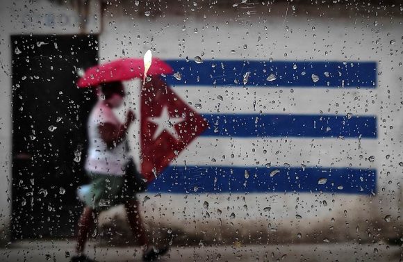Cuba-bandera-lluvia-580x377