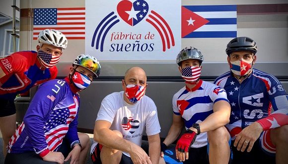 L'attivista cubano-americano Carlos Lazo, insieme ai suoi figli e collaboratori, all'inizio di un giro in bicicletta contro il bloqueo statunitense contro Cuba. Foto: Archivio